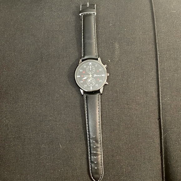 Black leather strap watch - Picture 1 of 3